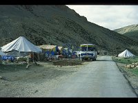 2003-L-Anreise-31-Sarchu  Sarchu | In 4200 m Höhe liegt sarchu auf halbem Weg. Viele Reisende übernachten hier in Zeltlagern. Sarchu ist der erste Ort Ladakhs, der Fluß Tsarap gleich rechts vom Bild bildet die Grenze.