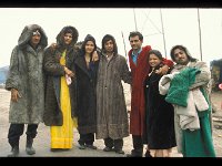 2003-L-M-Rotangla-33  Inder | Inder sind die "kälte" auf dem paß nicht gewöhnt und hüllen sich in geliehene Pelzmäntel. Mäntel und Gummistiefel können in unzähligen Mietständen entlang der Anfahrt geliehen werden.