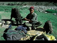 2003-L-I-HinjuDok-05  Hinju Dok  Rastplatz des Viehhirten. Das Radio ersetzt die Lokalzeitschrift. Gehört wird Radio Ladakh aus Leh.