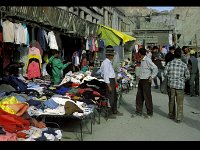 2003-L-Leh-Markt-01  Ladakhi Markt  Hier wird jede Ware lautstark angepriesen.