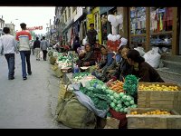 2003-L-Leh-Strasse-03  Gemüsemarkt Ladakhisch  Am Straßenrand des großen Bazar wird das lokale Gemüse und Obst von den einheimischen Frauen verkauft.