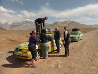 P1040930  ... Teilnehmer der London Mongolei Ralley geben mir Wasser ab ...