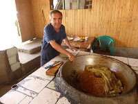 P1030406  Mittagstisch im Bazar