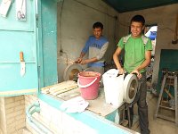 P1050298  Messer schärfen am laufenden Band