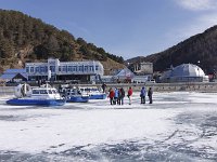 MG 5857  Listvianka mit Nerpaneum (rechts) und Hoverkraftbooten